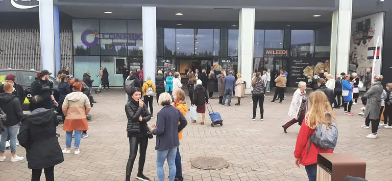 Люди ждут около Lõunakeskus, чтобы вернуться внутрь.