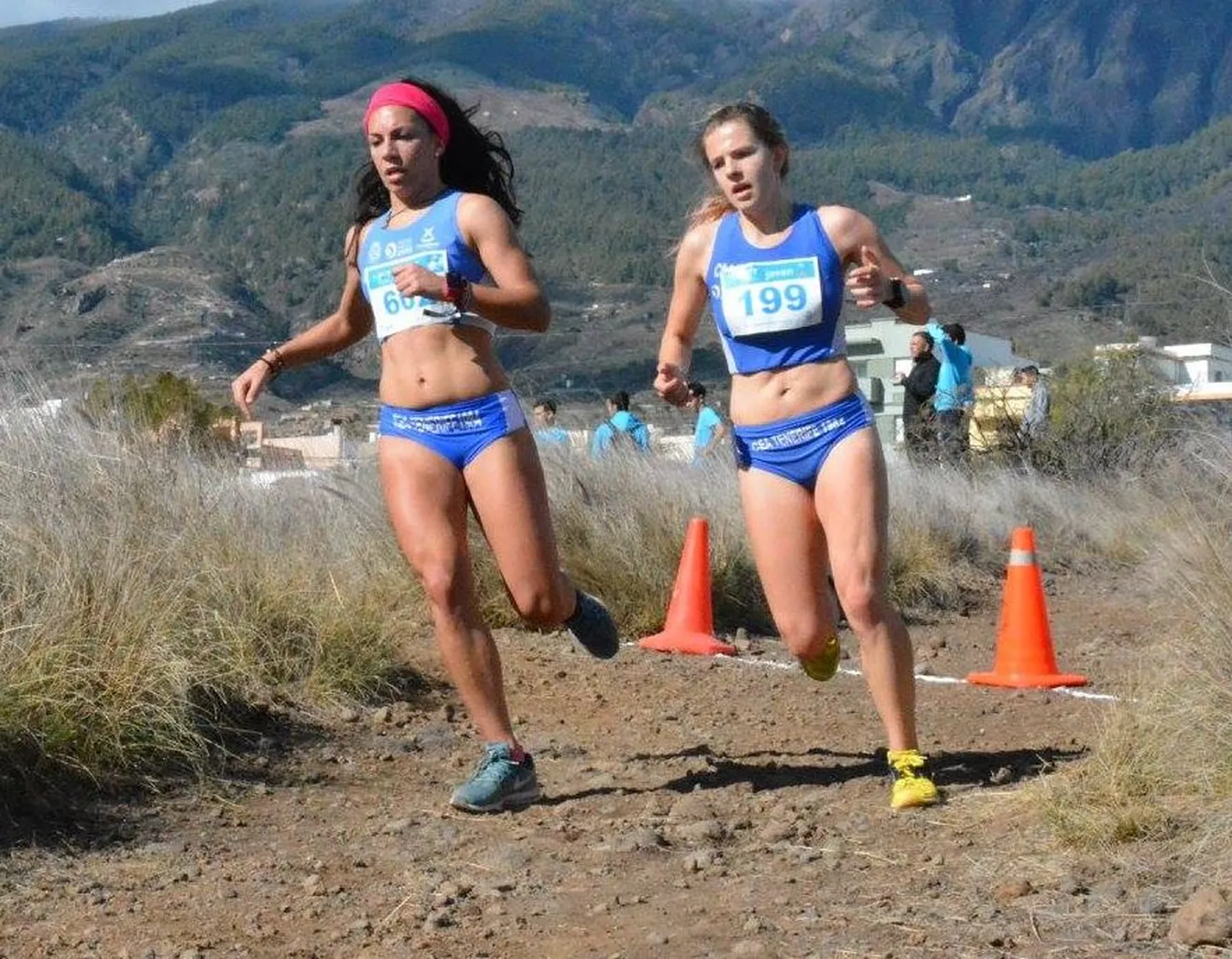Johanna Ardel (paremal) koos klubikaaslasega Tenerife krossijooksul.
