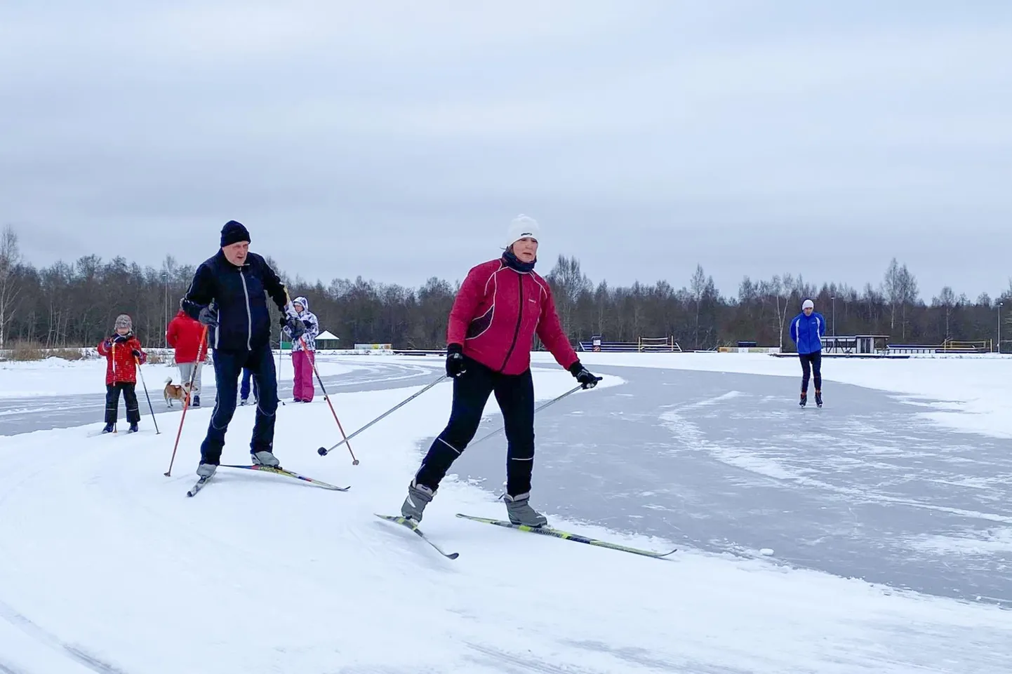 Paide tehisjärvel on julgemad suusatajad ja uisutajad sel aastal juba sõitu teinud.