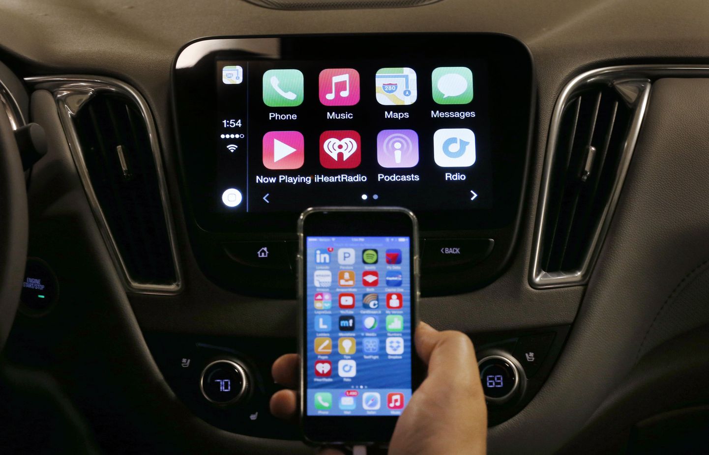 Tänavu turule tulev Chevrolet Malibu on varustatud muu hulgas ka Apple CarPlay äppidega, mis ühendavad auto ja iPhone'i. See on siiski veel kaugel Apple'i enda autost, mida mõned kangesti juba turule ootavad.