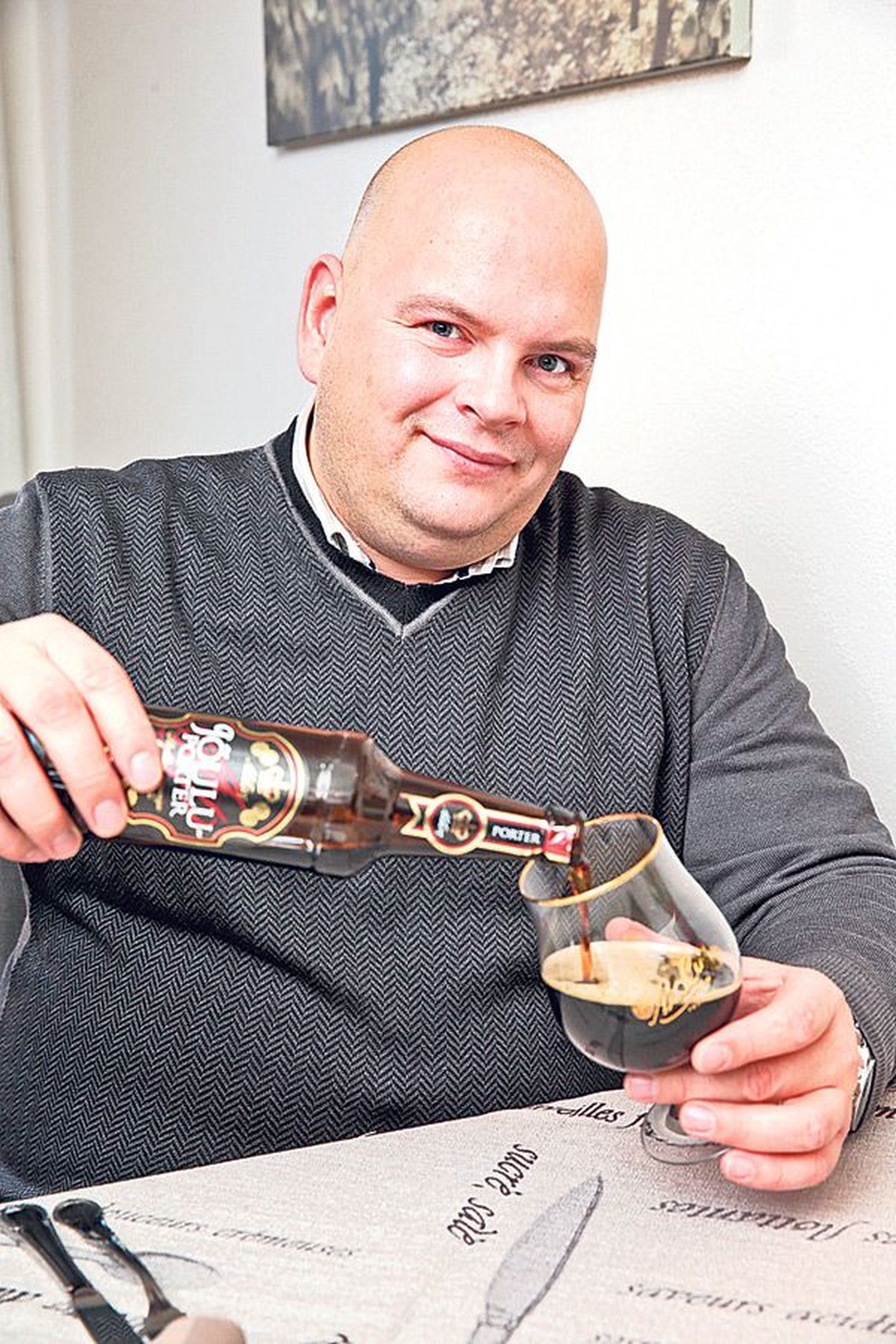 Tänavune parim õlletundja: Kristjan Markii valab spetsiaalsesse tumeda õlle klaasi porterit, mis mängib hästi kokku verivorsti, krõbedama-rasvasema seaprae ja keskmiselt magusa desserdiga.