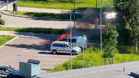 DRAMAATILISED KAADRID ⟩ «Räiged paugud käisid. Mõtlesin, et kõik läheb järjest põlema!» Tallinna parklas lahvatasid leekidesse kaks autot
