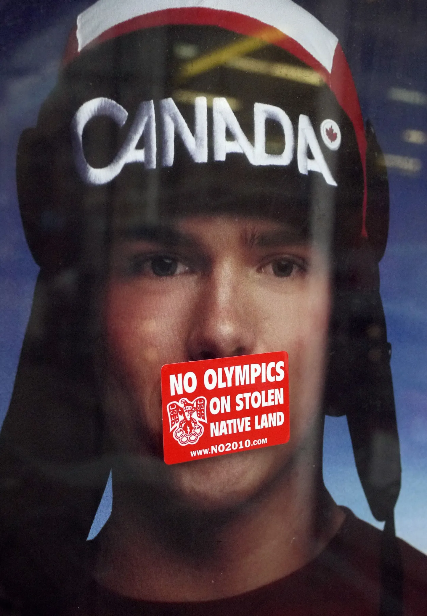 У всех своя мотивация протеста: "Никакой Олимпиады на украденной родной земле!" - гласит этот плакат на автобусной остановке в Ванкувере.