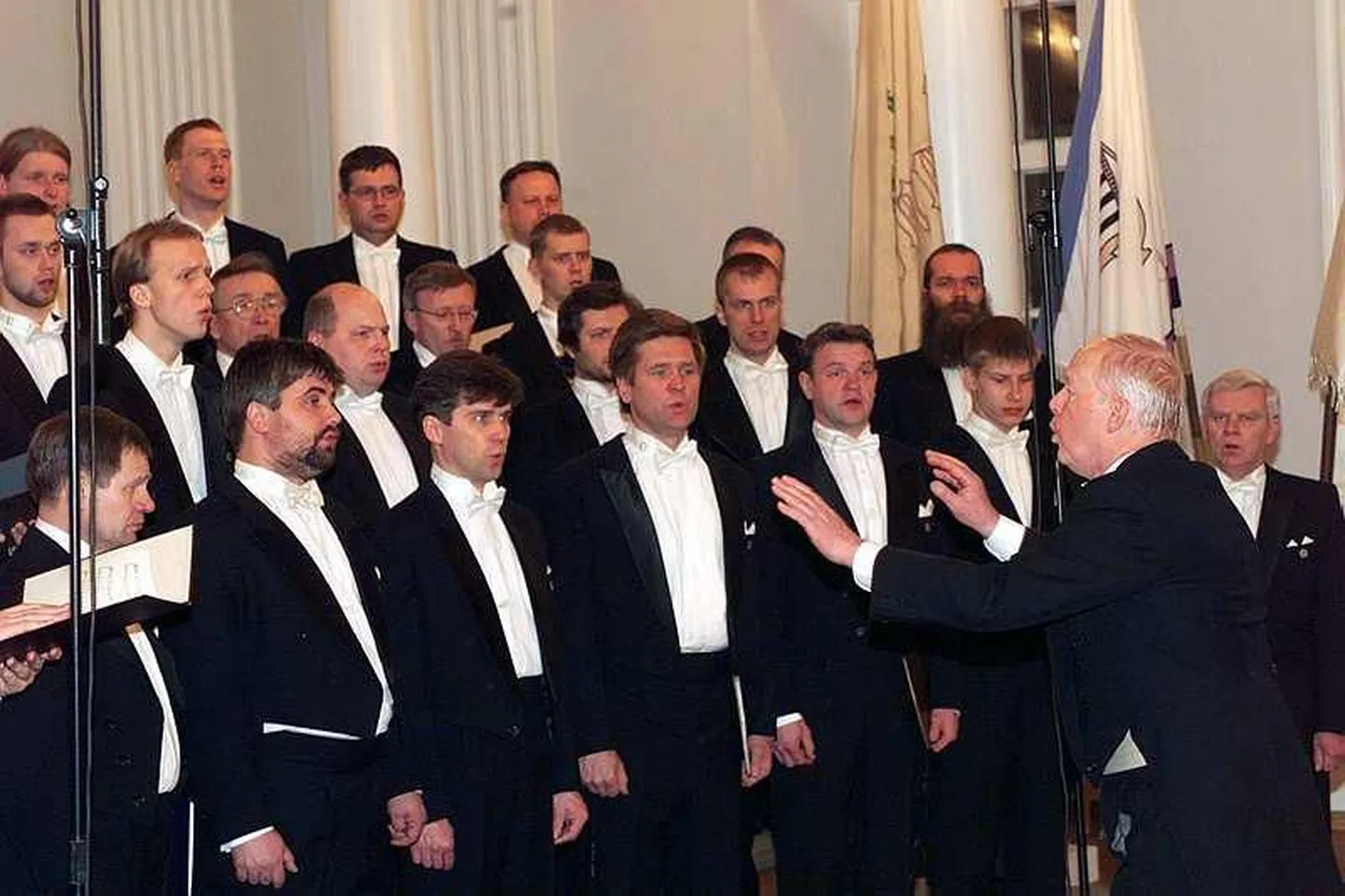 Tartu akadeemiline meeskoor ja dirigent Alo Ritsing.