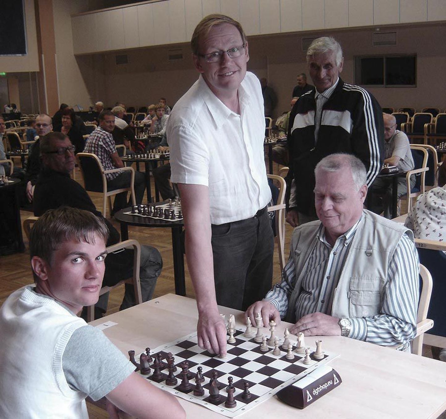 Turniir algas Karksi vallavanema Arvo Malingu avakäiguga esimesel laual, kus kohtusid hilisem turniiri võitja Aleksandr Volodin (vasakul) ja Madis Staub.