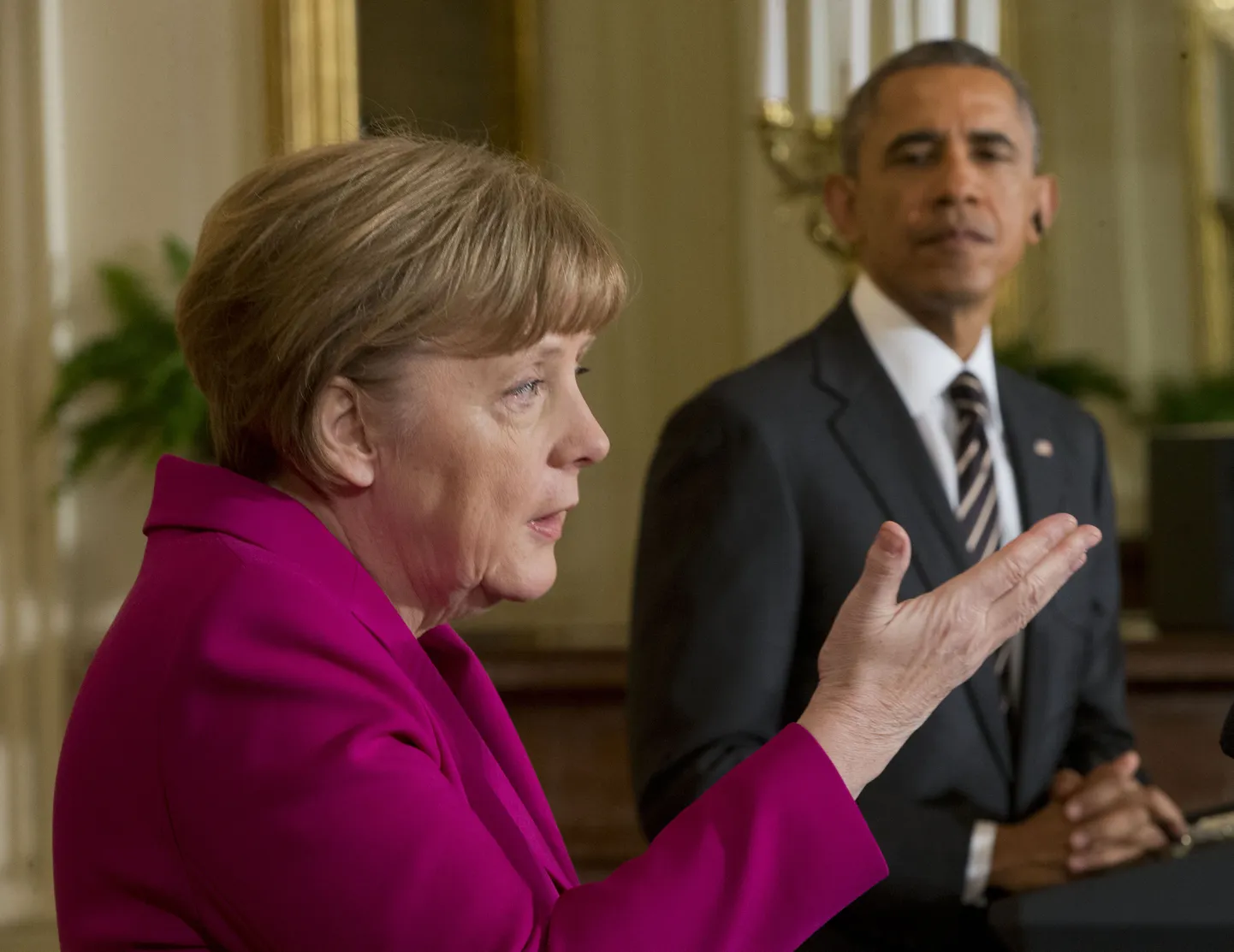 USA president Barack Obama mullu veebruaris Washingtonis Valges Majas Angela Merkelit pressikonverentsil kuulamas.