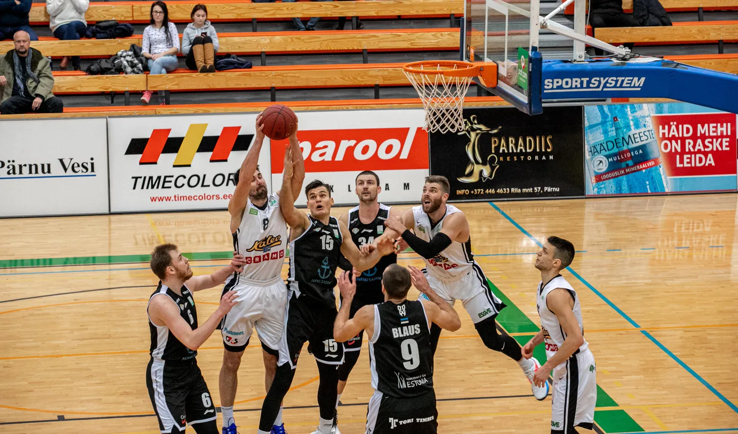 Pärnu Sadama korvpallurid heitlemas Kalev/Cramo meestega.