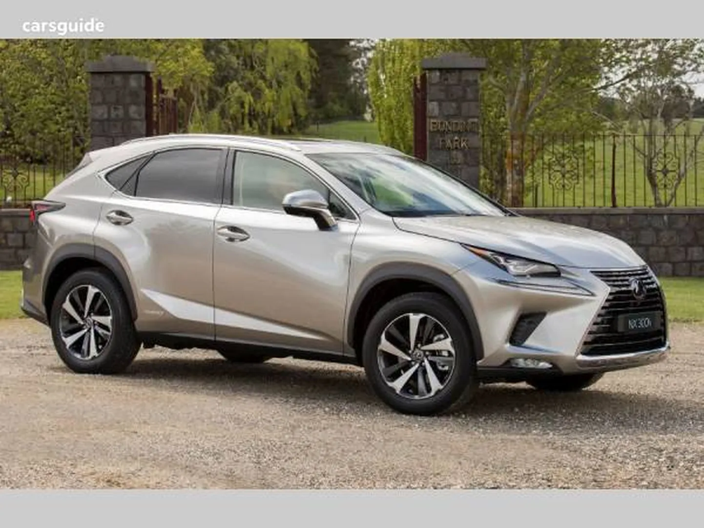 Автомобиль Lexus.