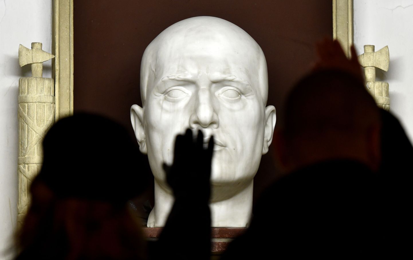 Benito Mussolini hauakamber on saanud uusfašistide tõmbekeskuseks.