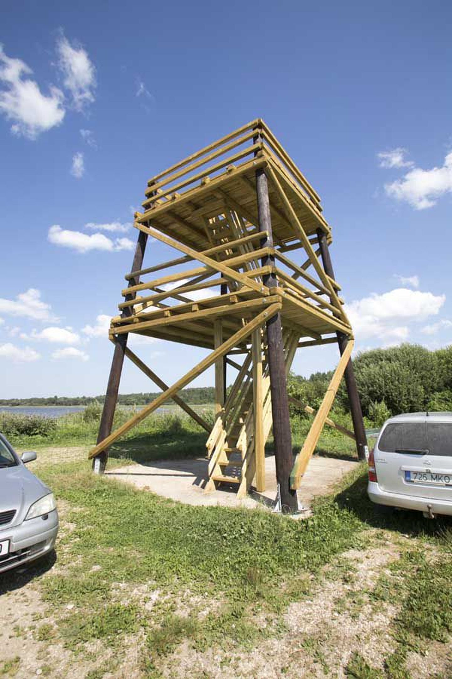 Kuu aega kestnud rekonstrueerimine andis Õisu järve kaldal asuvale linnuvaatlustornile uue ilme. Endisest on alles vaid neli pruuni tugiposti.