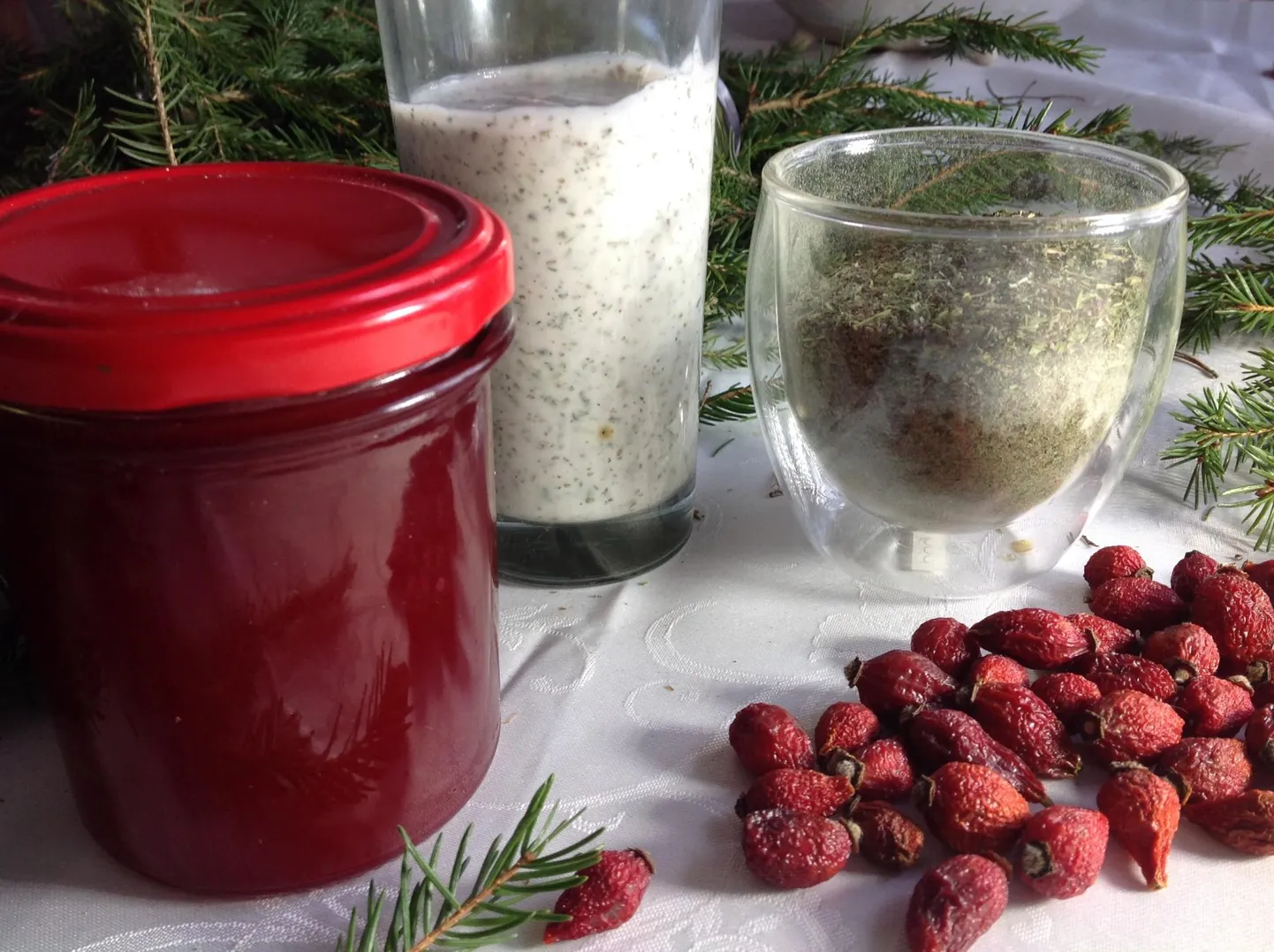 Kevadväsimuse vastu otsi abi taimedest, näiteks rohejahu on hea lisada kõiksugu küpsetistesse, kasvõi smuuti või kama sisse, kibuvitsamarjades leidub C-vitamiini.