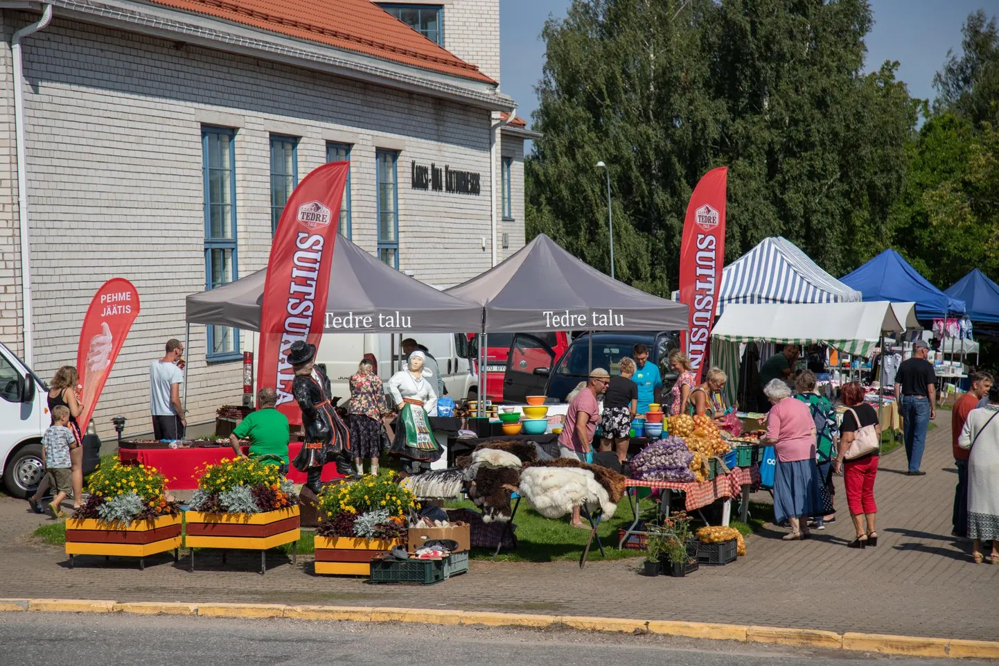 Laadal suuremat rahvahulka ei olnud, kuid mõned inimesed siiski kaupu uudistasid.
