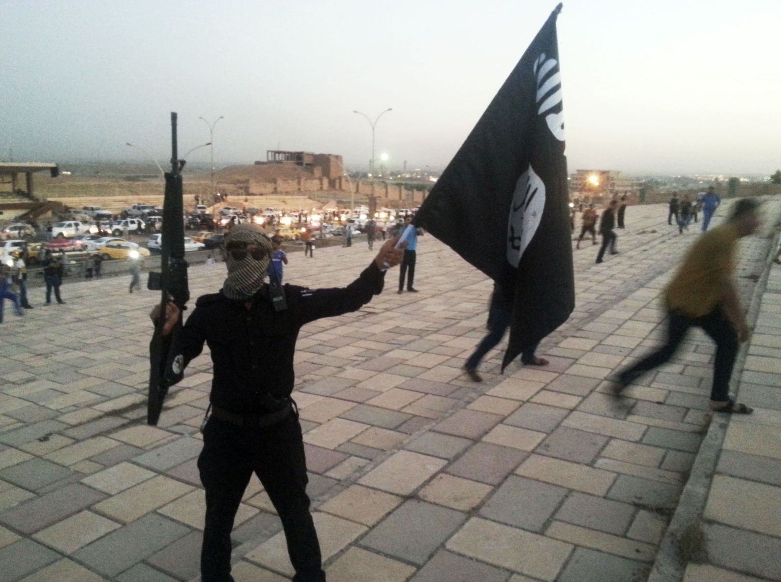 ISILi võitleja lipuga