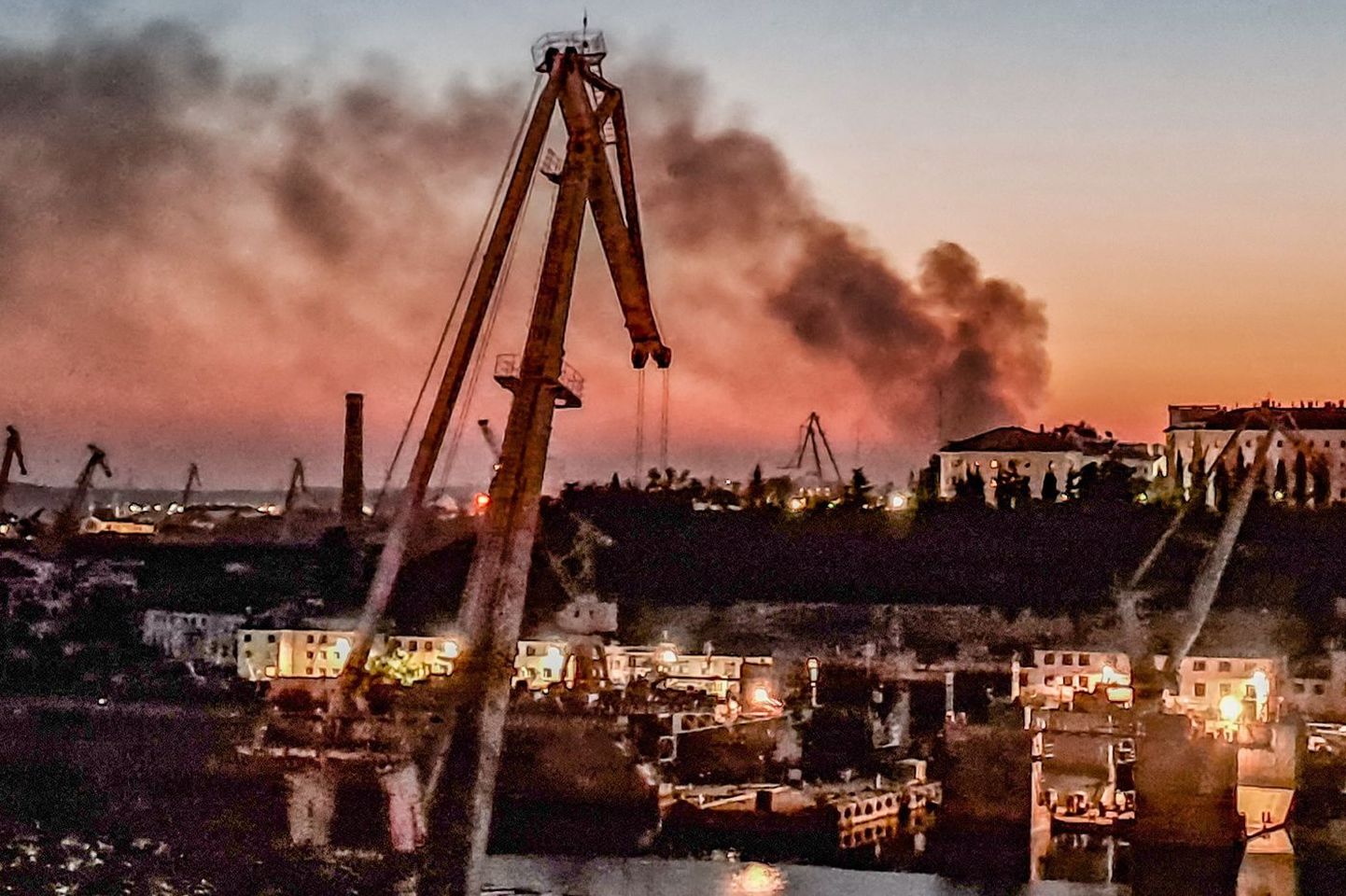 Suitsupilv Sevastopolis pärast Ukraina raketilööki.