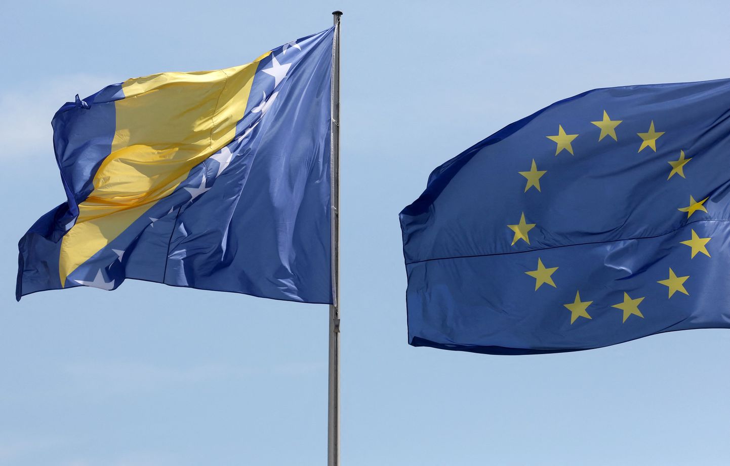 Bosnia ja Hertsegoviina ja Euroopa Liidu lipp Berliinis 13. august 2018.