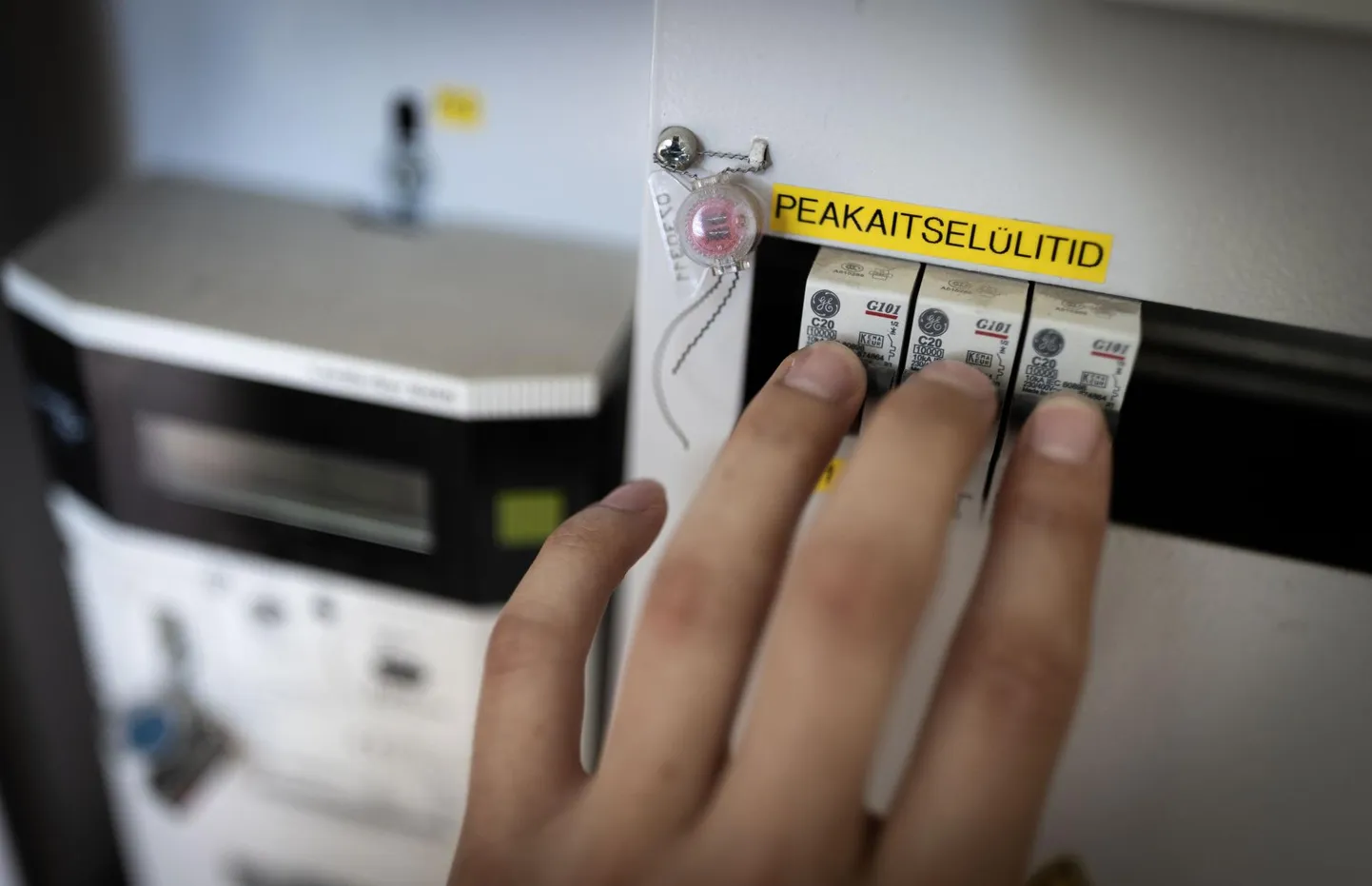 Pärnumaal oli artikli avaldamise ajal elektrita 185 majapidamist, mis jäävad laupäeva õhtuni pimedasse.
