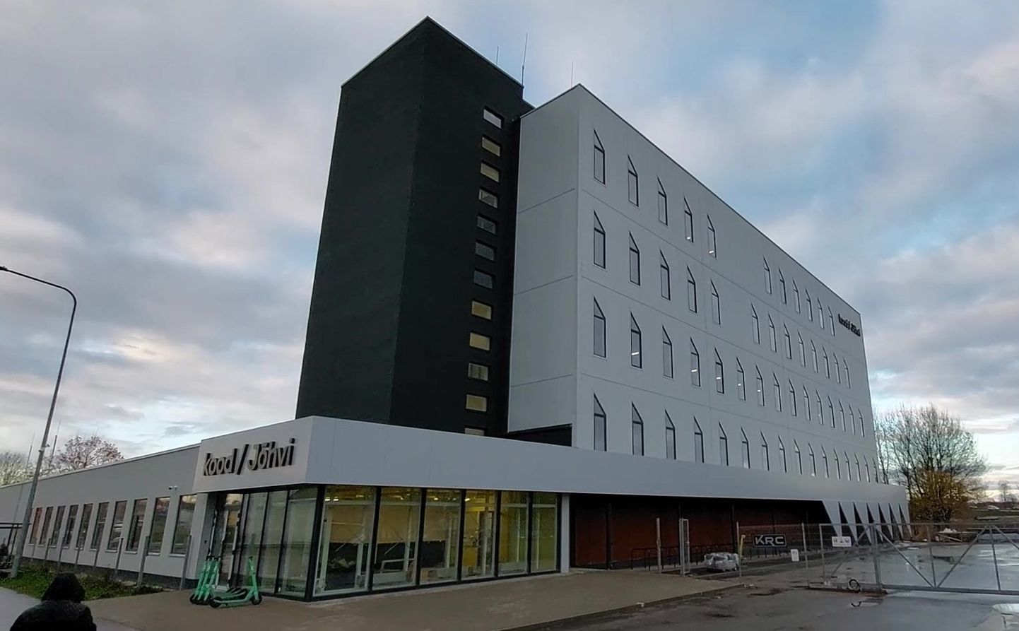 Tehnoloogiakooli uus õppehoone asub Jõhvi mikrorajoonis aadressil Tartu põik 2 olnud kunagises sidemajas, mis ehitati põhjalikult ümber.