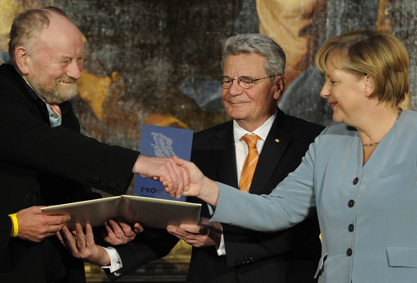 Kurt Westergaard (vasakul) ja Saksamaa liidukantsler Angela Merkel (paremal).