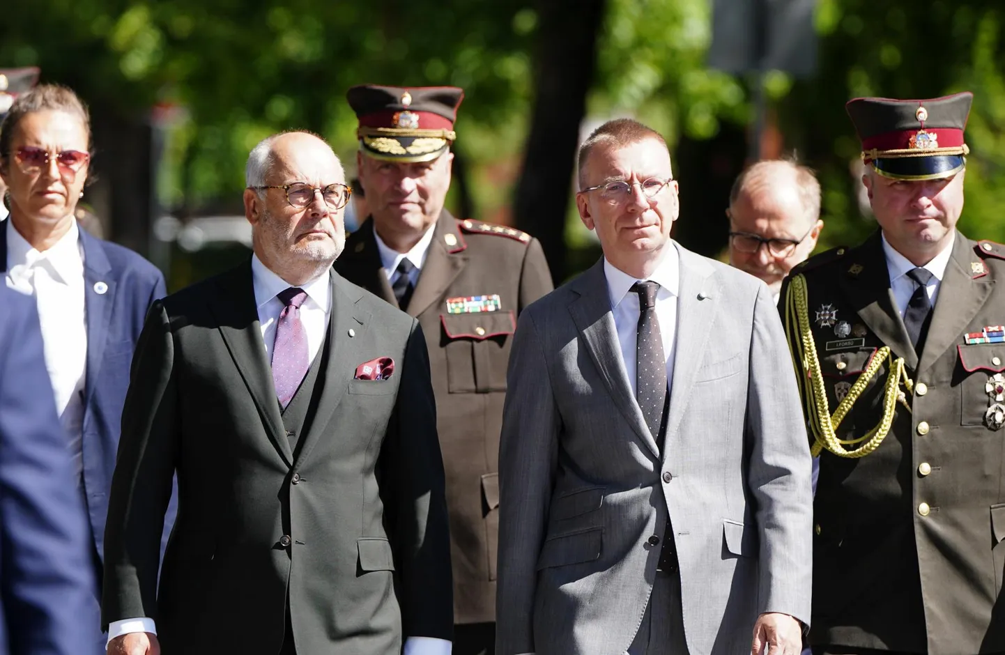 Läti president Edgars Rinkēvičs ja Eesti president Alar Karis Cesise lahingu 105. aastapäeval Läti relvajõudude sõjaväeparaadil Vienībase väljakul. Valimiste korraldamine on Vene hübriidrünnaku sihtmärk, presidentidel on vastutav roll reageerida küsimustes, kus riigi püsimine ning julgeolek pannakse juhtimisvigade tõttu ohtu.