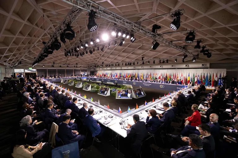 Ukraina president Volodõmõr Zelenskõi kõnelemas Ukraina rahutippkohtumisel Šveitsis rohkem kui 90 riigi esindaja ees 15. juunil 2024. aastal.