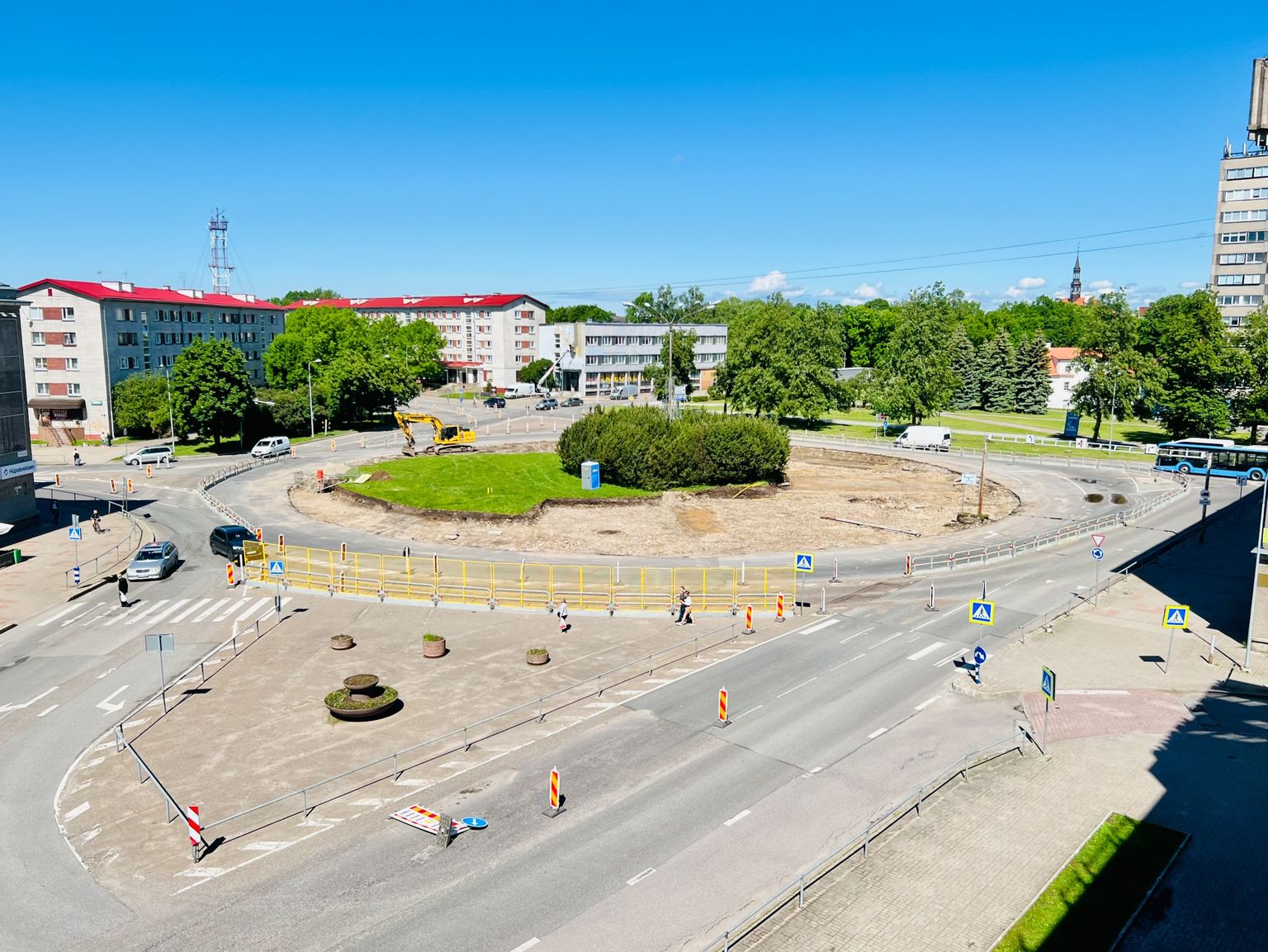 Строительные работы на площади Пауля Кереса.
