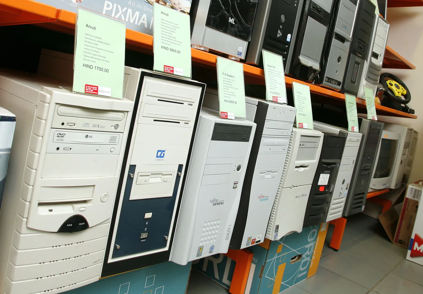 Kelmid petsid välja arvuteid ja muud elektroonikat. Foto on illustreeriv.