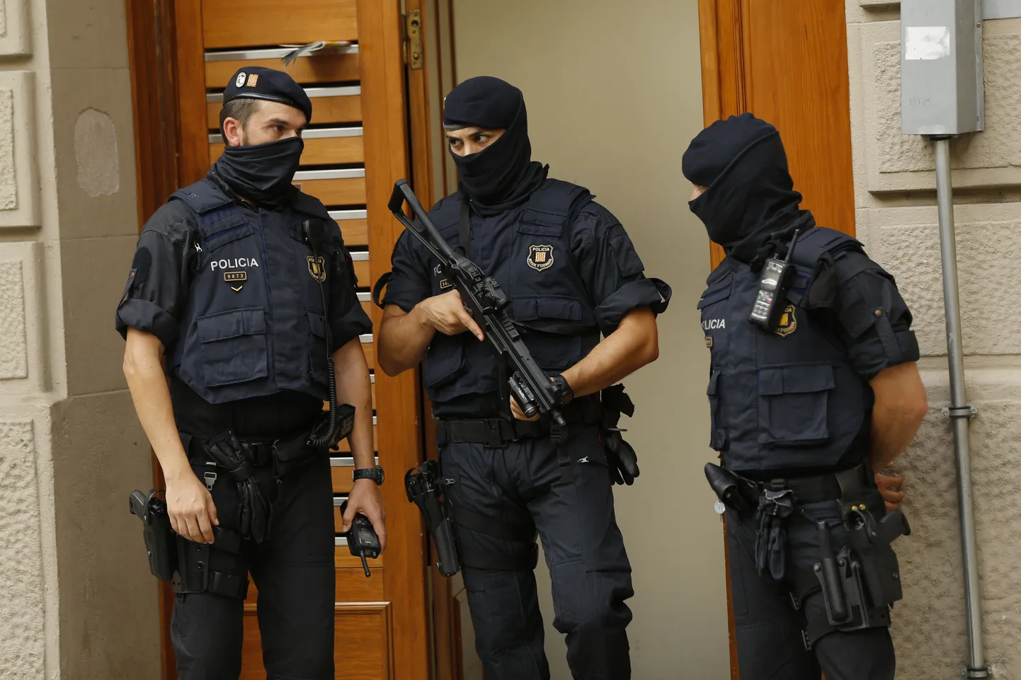 Politseinikud Barcelonast põhjas asuvas Ripolli linnas.