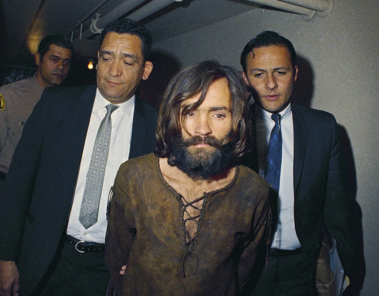 Charles Manson vahi all. Errol Morrise dokumentaalfilm esitab versiooni, et Manson ei olnud lihtsalt hull, vaid tema hulluse taga oli süsteem.