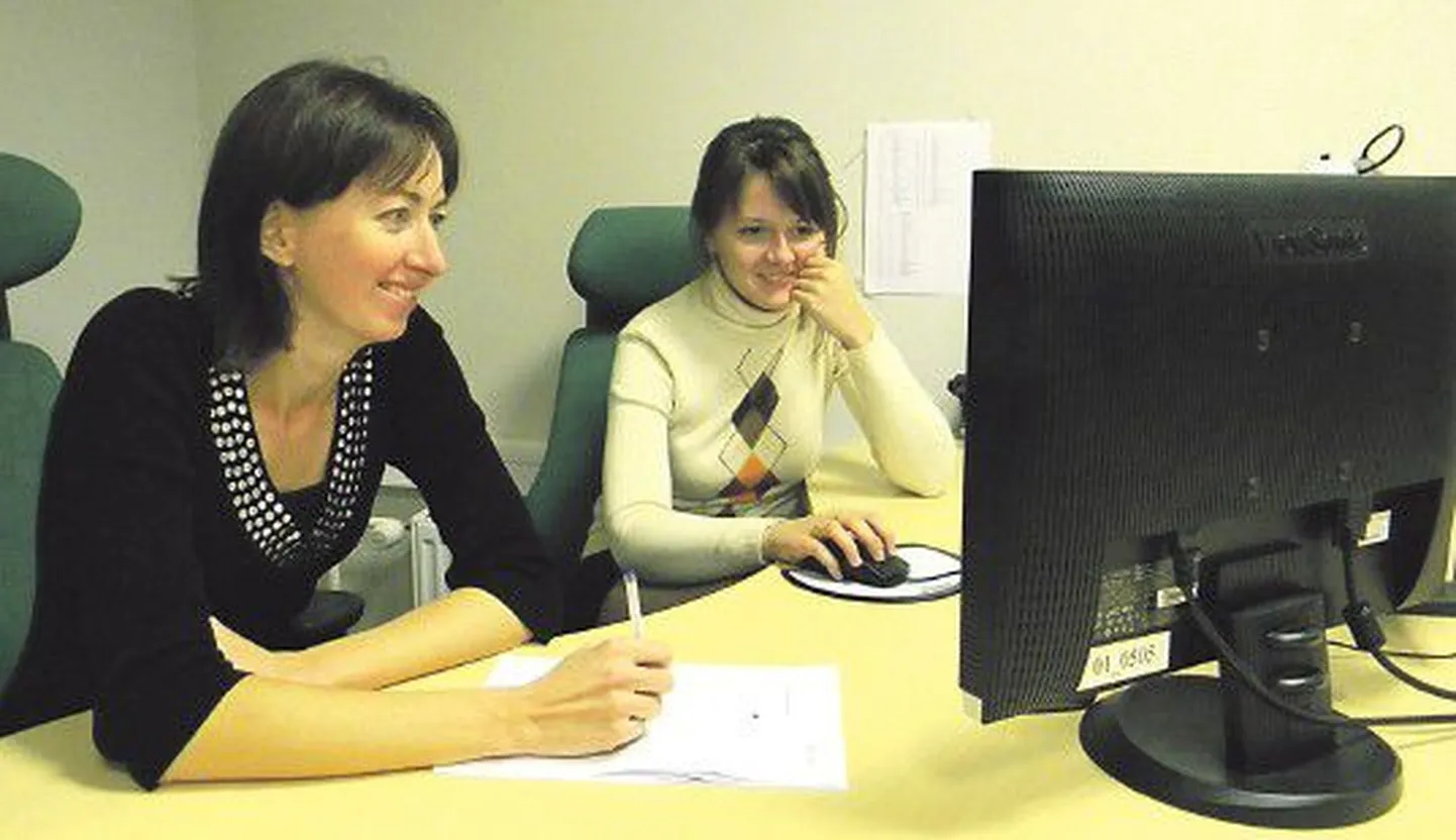 Программист Татьяна Куликова (слева) и тестер Ксения Кривко говорят, что работать по специальности начали еще во время учебы в университете.