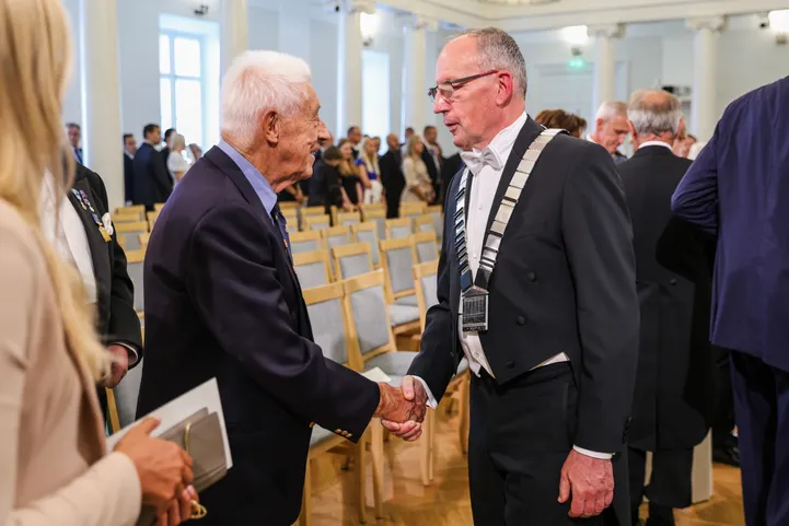 Rektor Toomas Asseri ametikett kaalub kilo, aga selle kandmise raskus ...