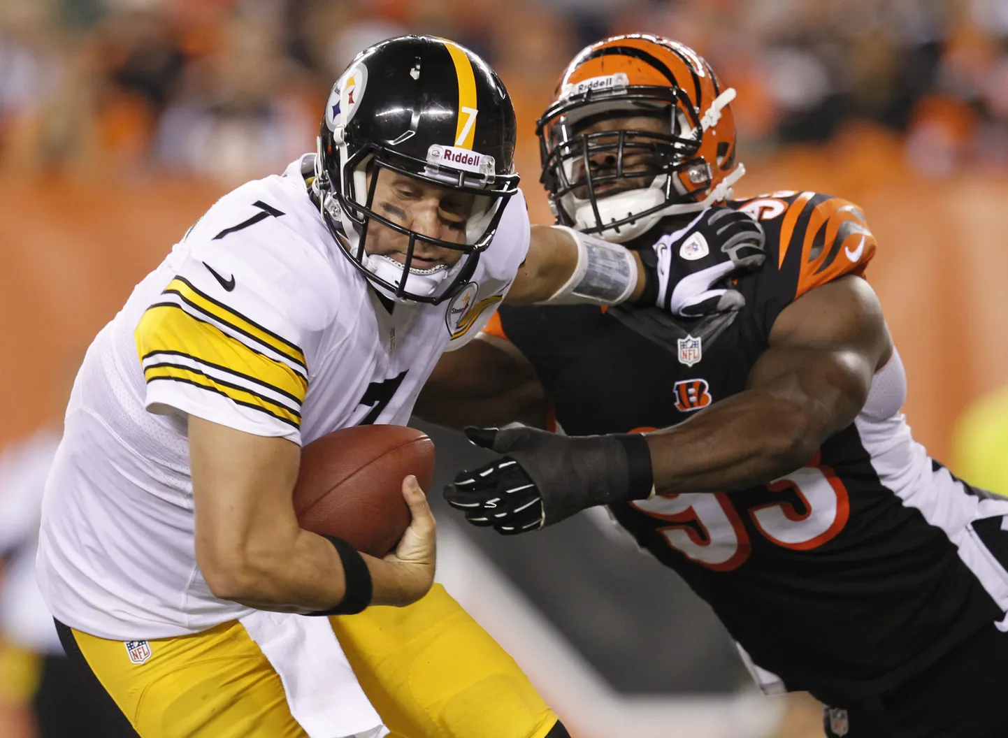 Cincinnati Bengalsi mängumees Michael Johnson (paremal) üritab takistada Pittsburgh Steelersi mängujuhti Ben Roethlisbergerit.