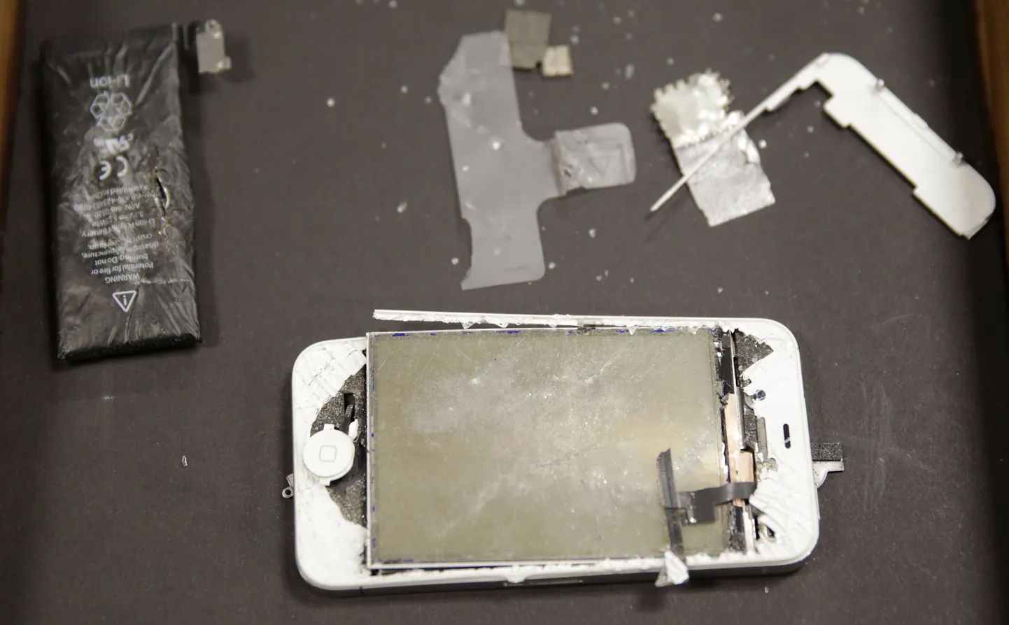 Lõhutud iPhone'e telefon.