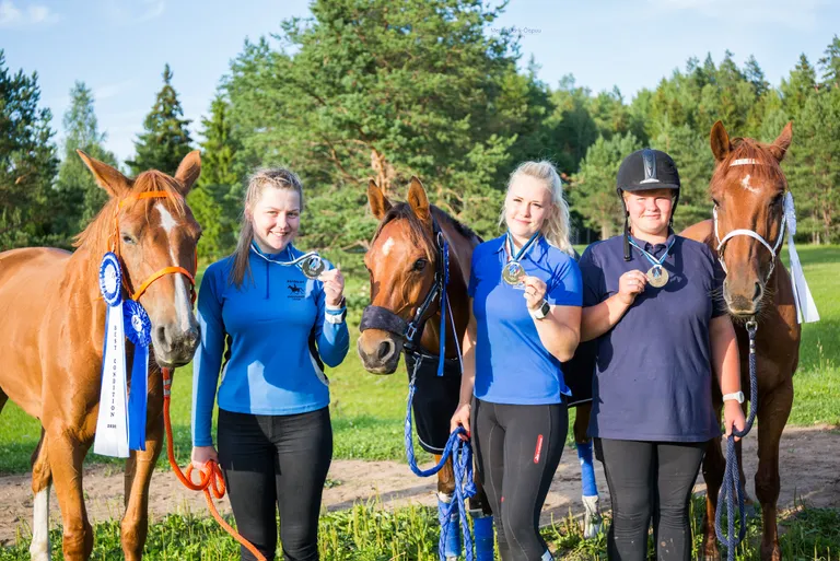 Noorte medalikolmik (vasakult): Eveli Pärna (hõbe), Lilian Schönberg (kuld), Doora Elmi (pronks).