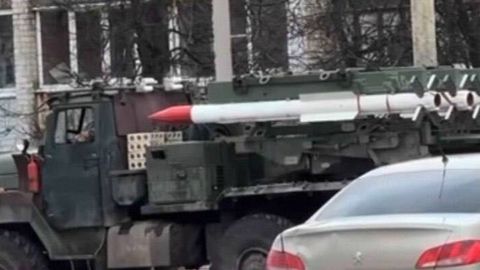 Netālu no Ukrainas robežas ar Krieviju pamanīta neparasta raķešu palaišanas sistēma