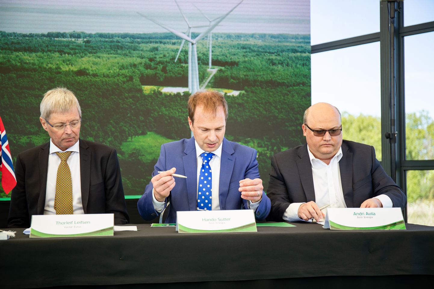 Eesti Energia mõjuvõimu suurenemisele siinsel energiaturul aitab kaasa ka Eesti suurima tuuleenergiatootja Nelja Energia omandamine, millest andsid osapooled teada eile Paldiski tuulepargis. Vasakult: Thorleif Leifsen, Hando Sutter ja Andri Avila.