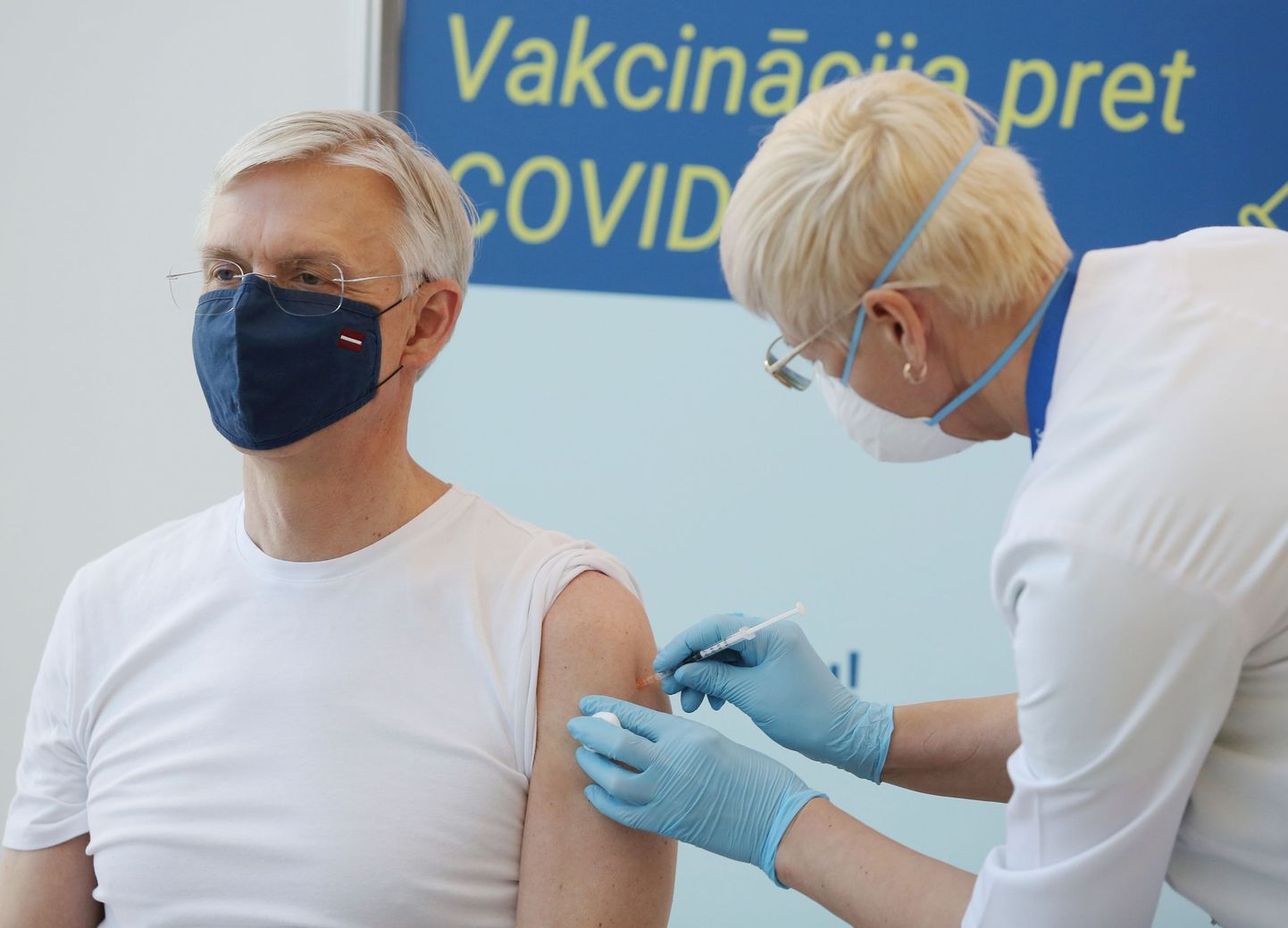 Läti peaminister Krišjānis Kariņš märtsikuus koroonavaktsiini saamas.