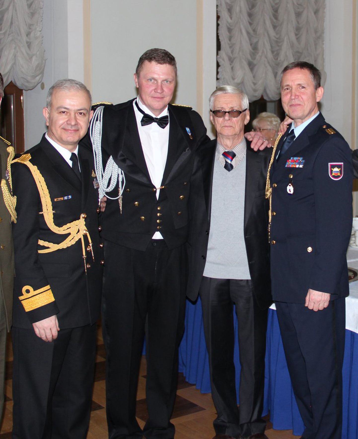 Toomas Peda (vasakult teine) 1. märtsil Moskvas Paškovi majas Eesti Vabariigi 100. aastapäeva vastuvõtul teiste Venemaale akrediteeritud kaitseatašeede seltsis.