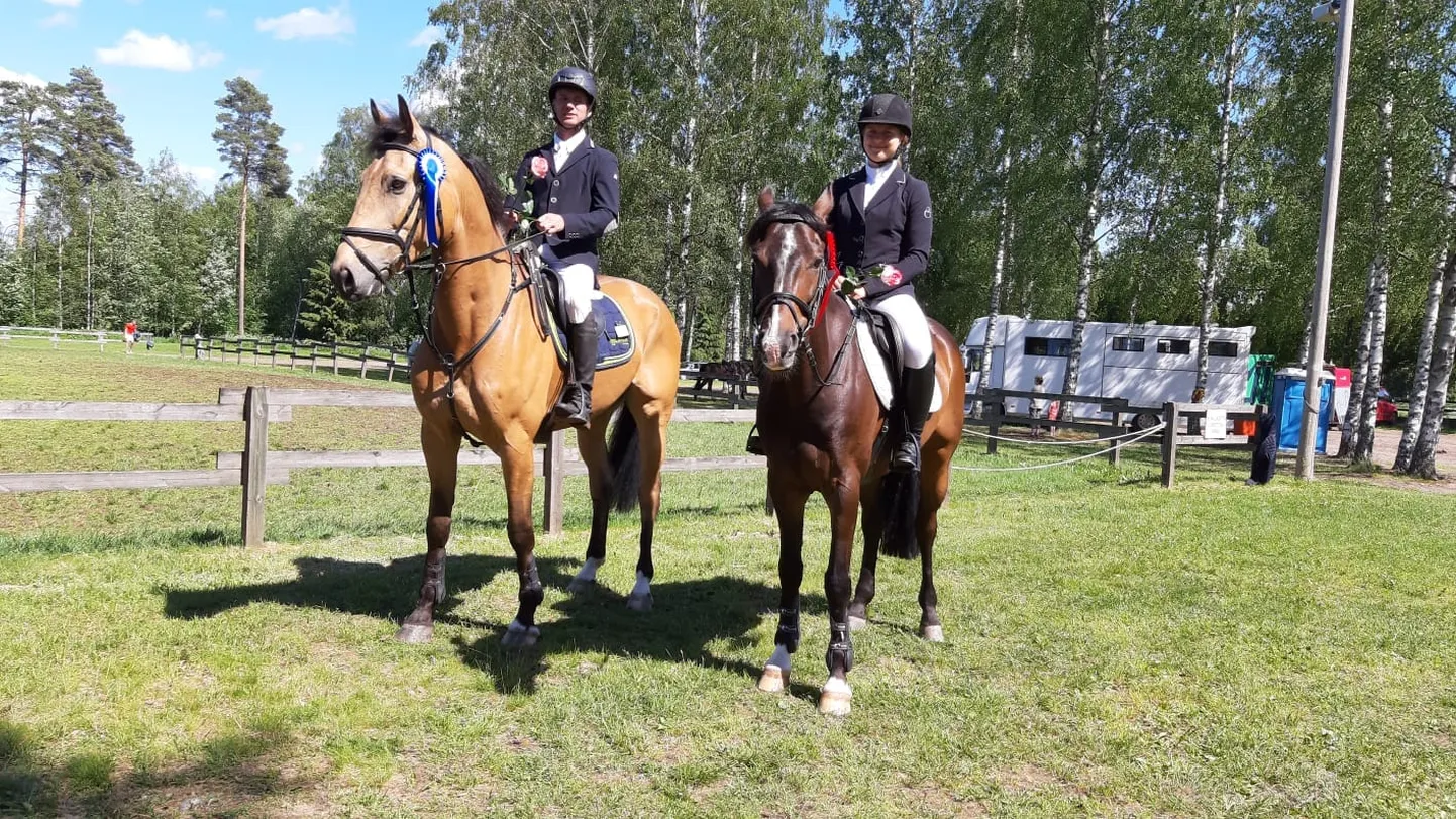 Võidukad saarlased: Ypäjä CCN2*-S võitjapaar Jaagup Kallas ja Olli Royal ning neljanda koha omanikud Luise Vevers ja Ruudi.