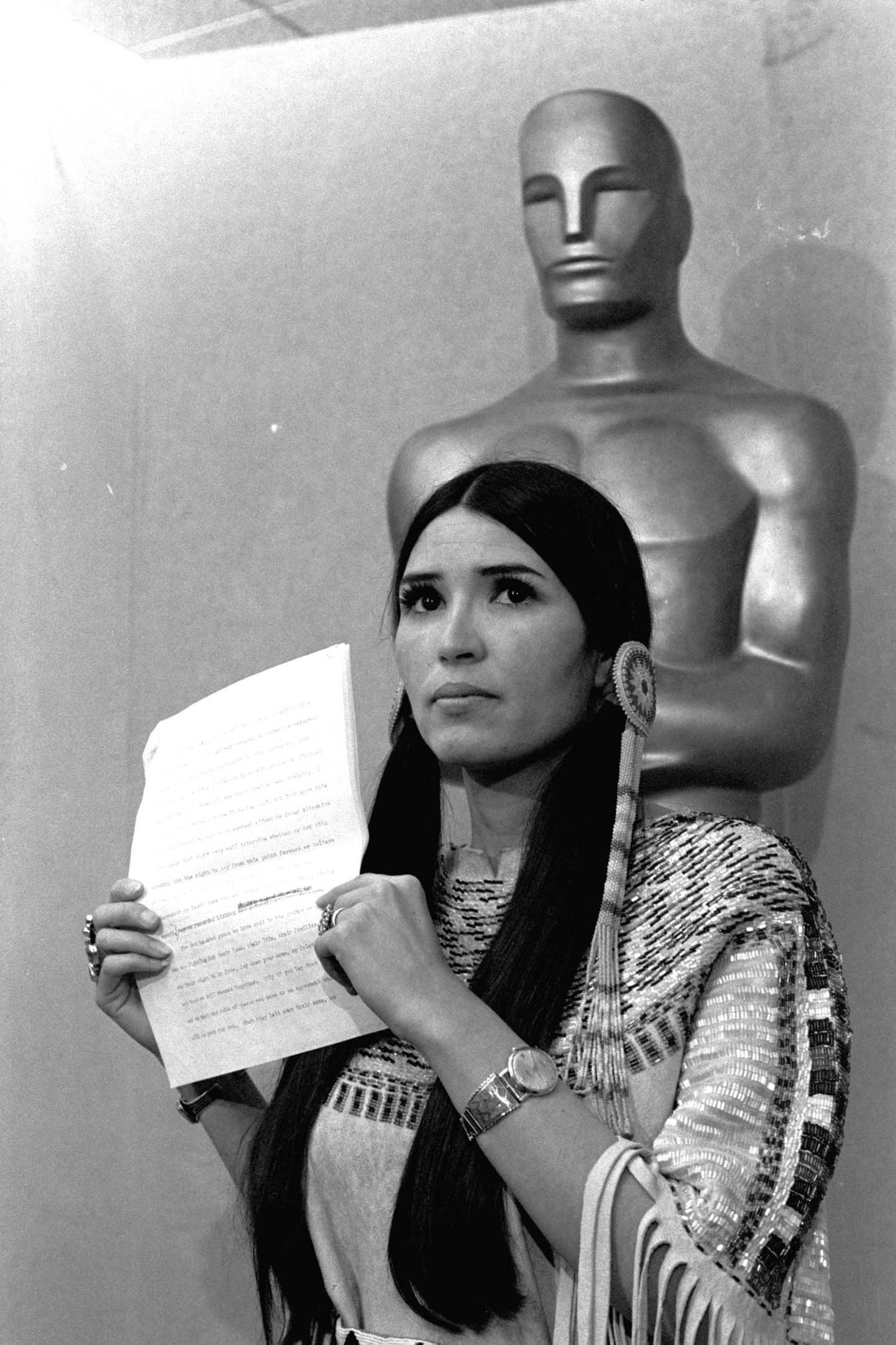 Sacheen Littlefeather 1973. aastal Oscarite jagamisel.