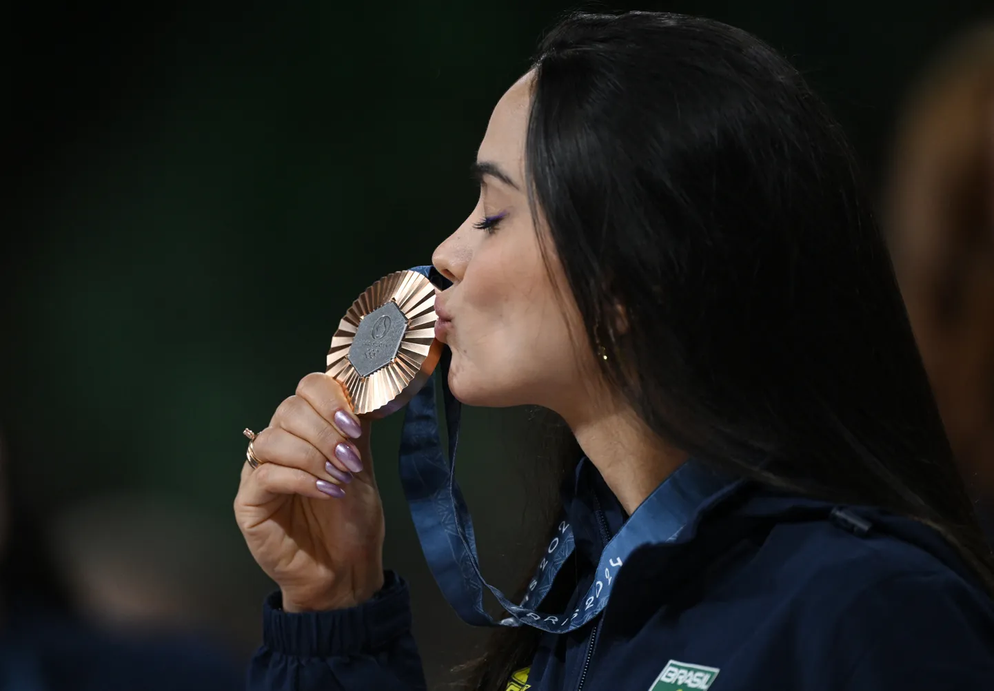 Natália Araújo suudlemas olümpiapronksi.