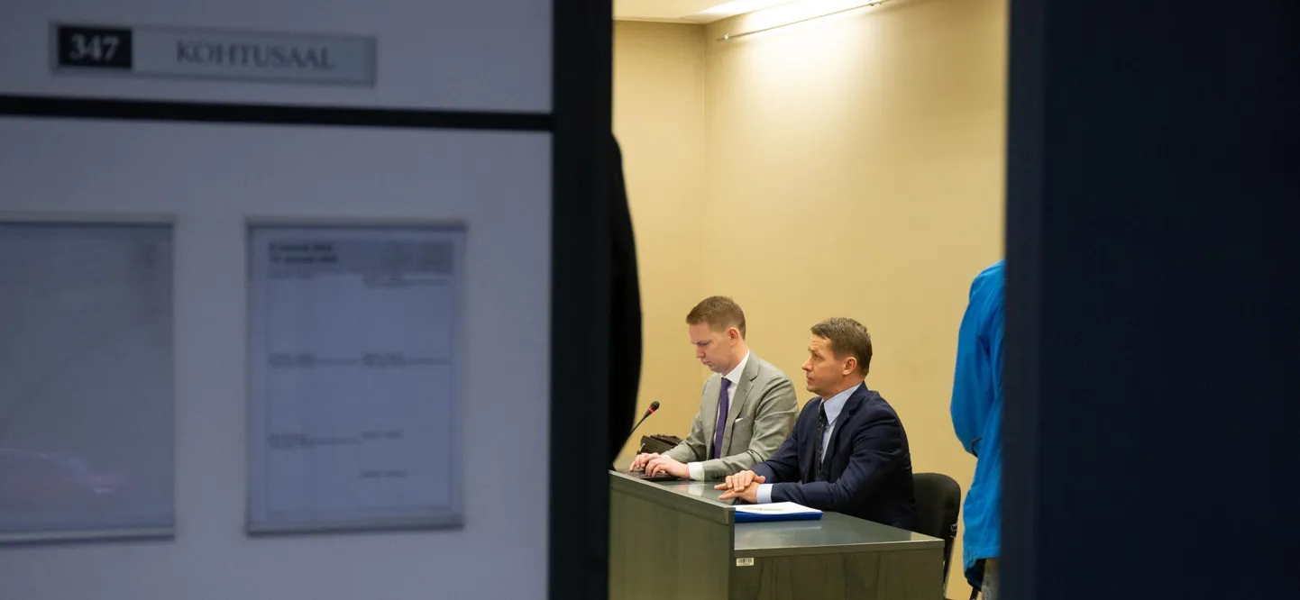Tartu maakohtus algas eile istung ülikoolilinna endise abilinnapea Valvo Semilarski (paremal) üle. Istungid kestavad 14. maini, Semilarskit kaitseb advokaat Oliver Nääs (vasakul).