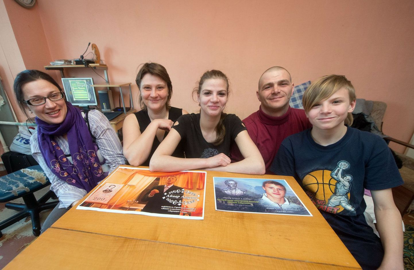 Arusoode pere: tugiisik Žanna, ema Anna, noorem tütar Arina, isa Mihkel ja poeg Venjamin.