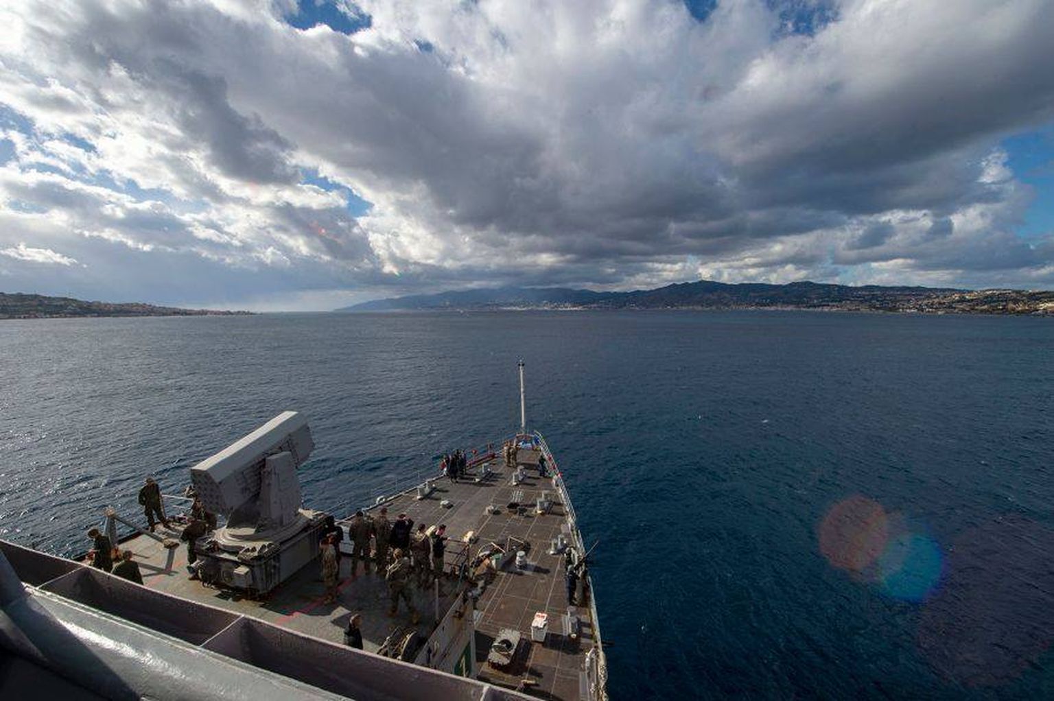 USS Fort McHenry Itaalia ranniku lähedal.