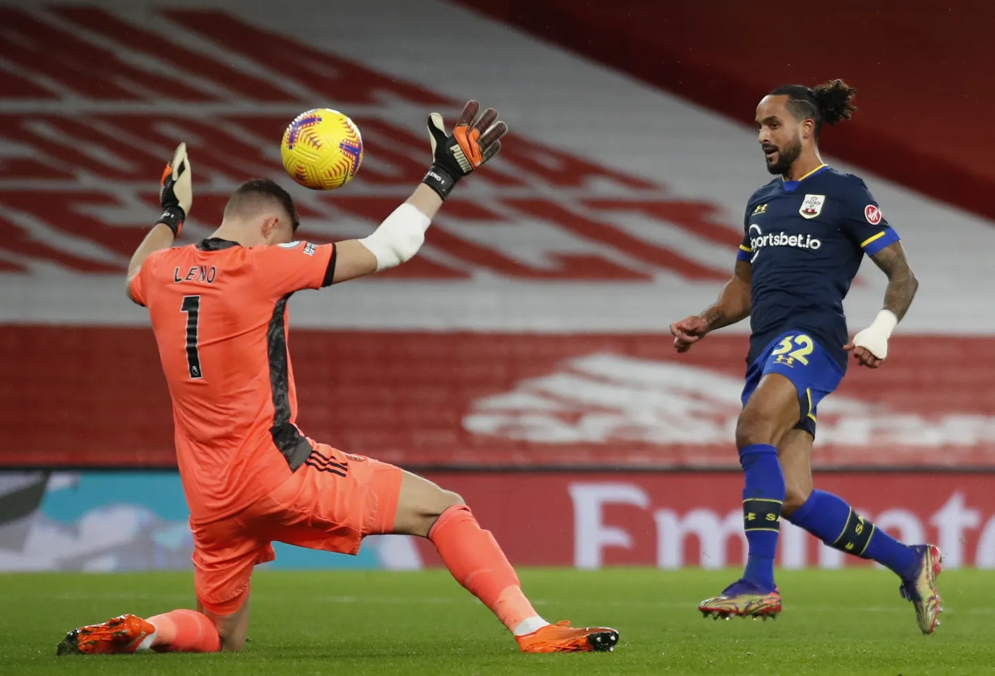 Theo Walcott mängis üks-üks olukorras üle oma endise koduklubi Arsenali väravavahi Bernd Leno.