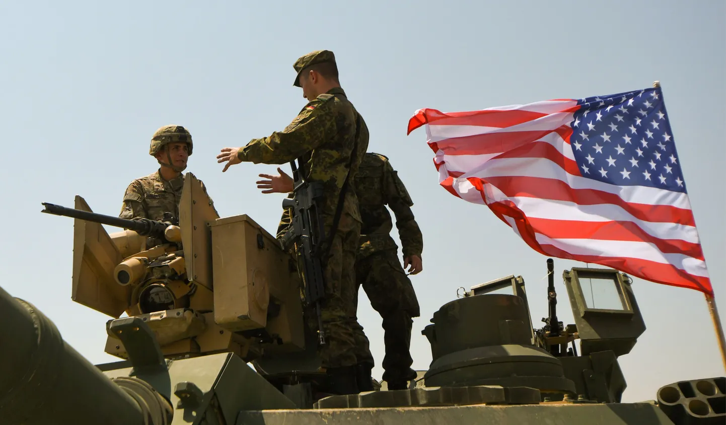 USA sõdur vestlemas Saksa sõduriga Gruusia pealinna Tbilisi lähedal.