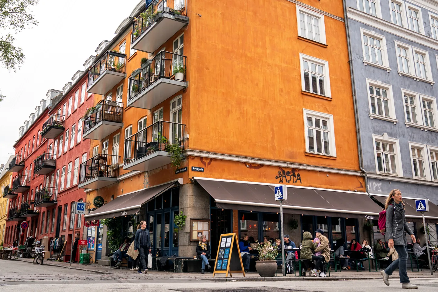 Люди сидят в кафе в Копенгагене.