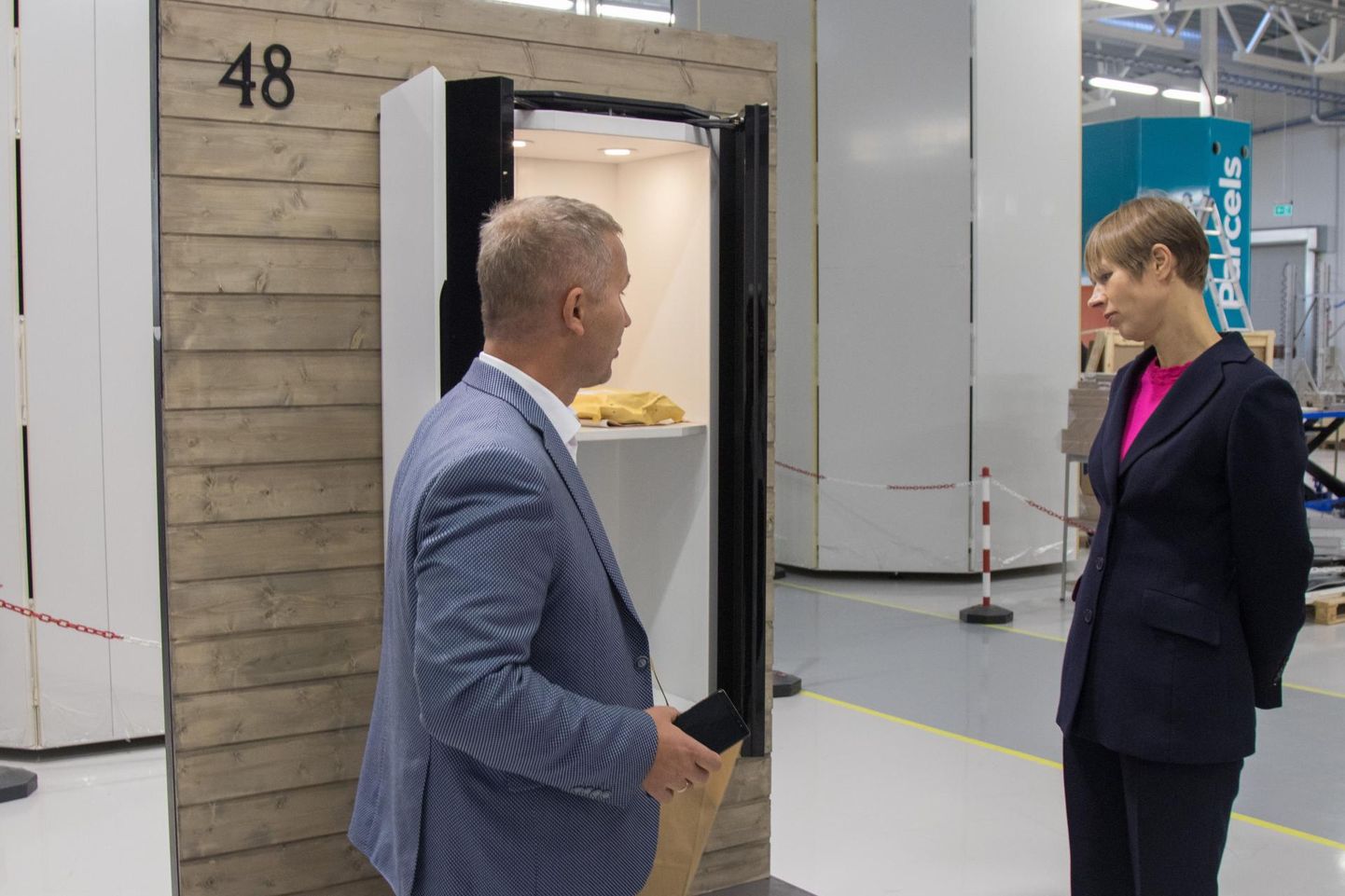 Cleveroni omanik Arno Kütt näitas kodude juurde paigutatavaid pakikappe mullu novembri hakul tehases külas käinud president Kersti Kaljulaidile.