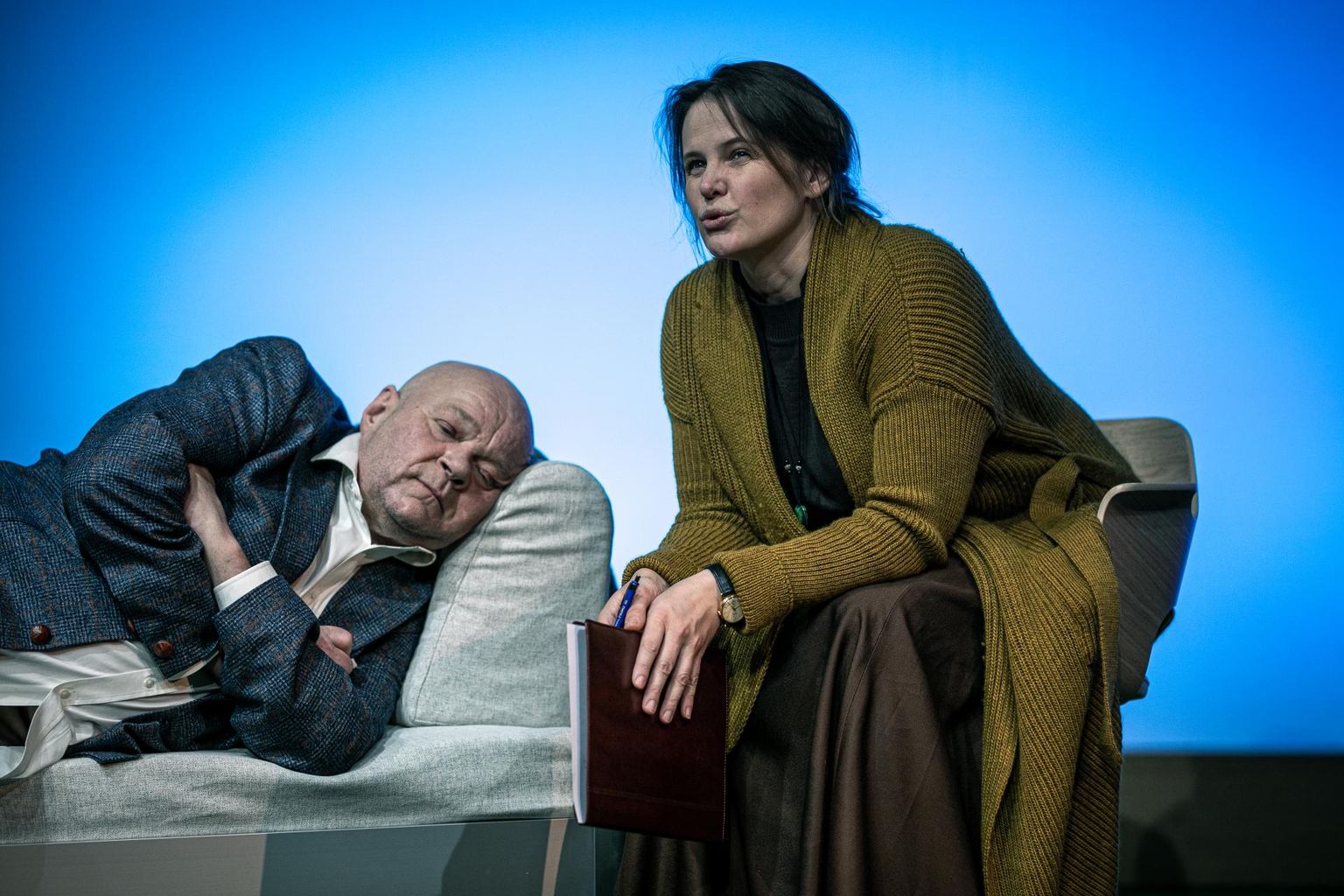 Anat Govi näidendi «Oh jumal» lavastus Eesti Draamateatris. Ain Lutsepp ja Harriet Toompere.