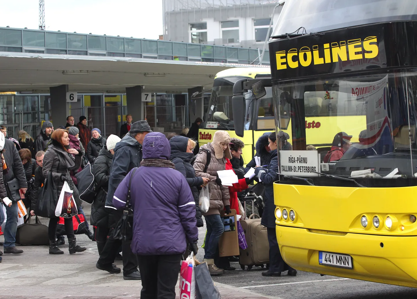Hilinenud Ecolines'i buss Tallinna bussijaamast reisijaid peale võtmas.