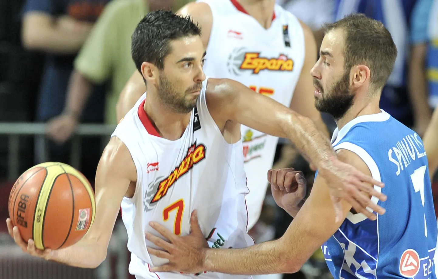 Juan Carlos Navarro (palliga) heitlemas Vassilis Spanoulisega.